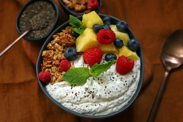 Tazón de desayuno saludable con crocante de yogur de chía y frutas