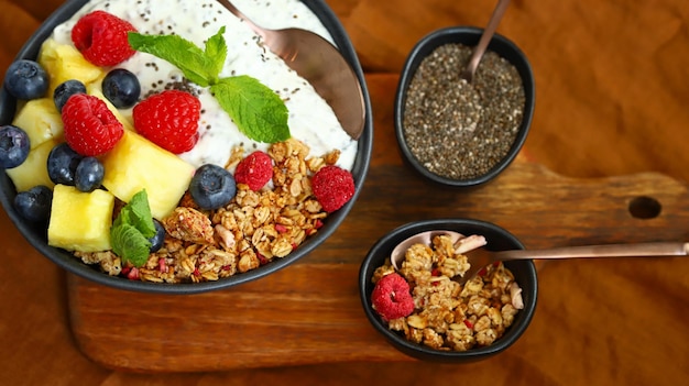 Tazón de desayuno saludable con crocante de yogur de chía y frutas