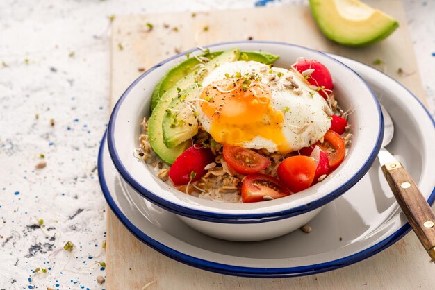 Tazón de desayuno saludable con verduras y huevo