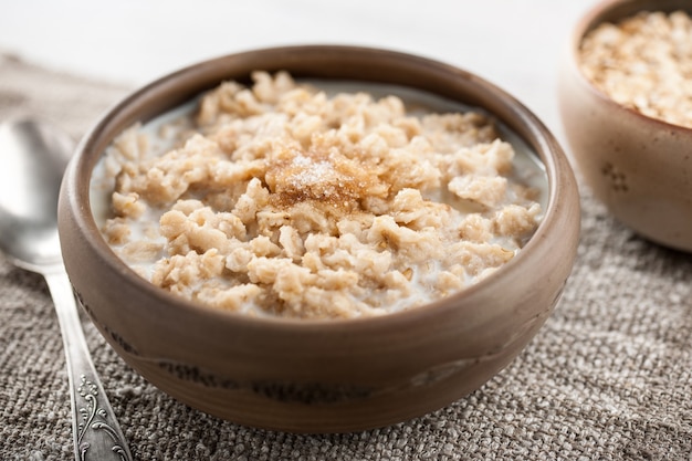 Tazón de desayuno tradicional de avena con leche y azúcar