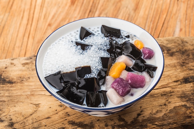 Foto un tazón de dulces tradicionales chinos a base de hierbas