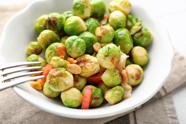 Tazón con ensalada de coles de bruselas en la mesa