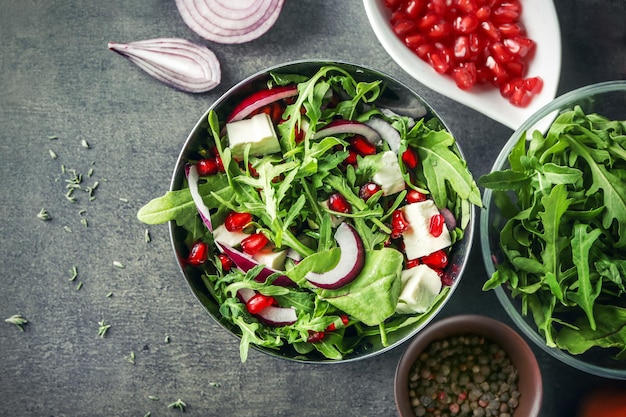 Tazón con ensalada fresca y sabrosa en la mesa