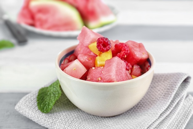 Tazón de ensalada fresca con sandía en la mesa