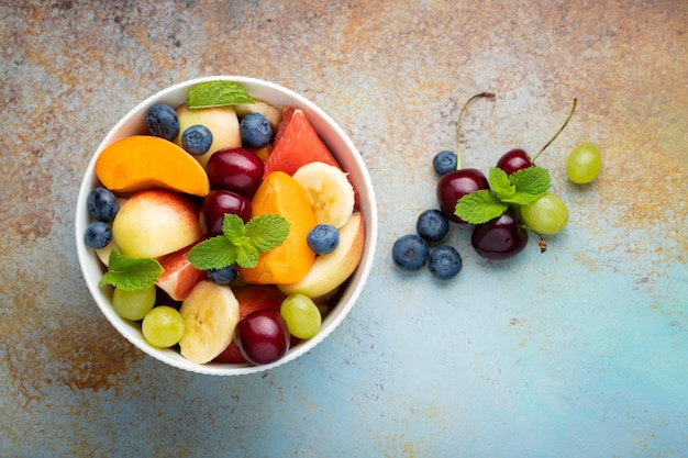 Tazón de ensalada de fruta fresca saludable