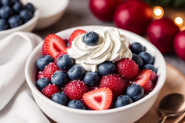 Un tazón de ensalada de frutas con crema batida y bayas