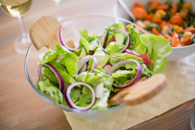 Tazón de ensalada en la mesa de comedor