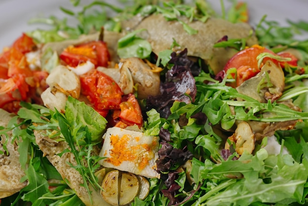 Tazón de ensalada de pescado lleno de salud y sabor