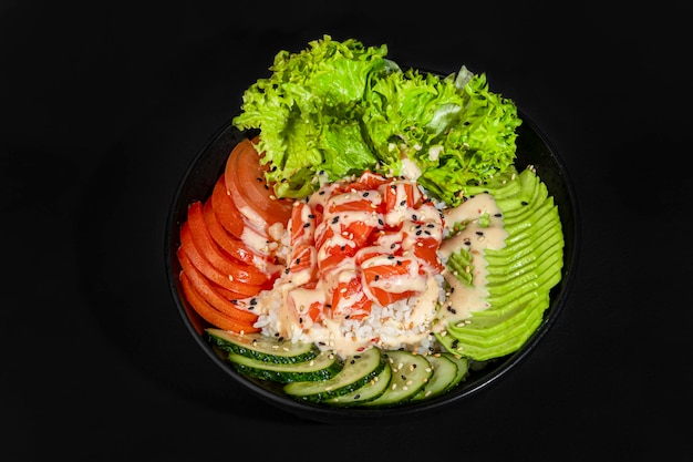 Un tazón de ensalada con salmón, arroz, tomates, pepinos y huevo hervido de aguacate