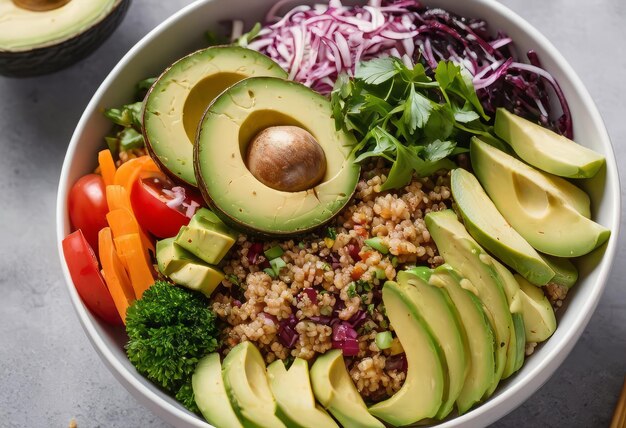 Foto un tazón de ensalada saludable con quinoa, tomates, pollo, aguacate, lima y verduras mixtas, lechuga, perejil sobre fondo de madera, vista superior.