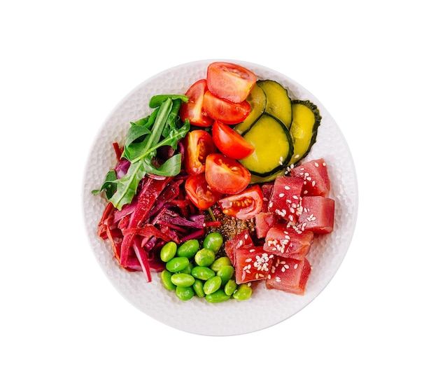 Un tazón de ensalada vegano saludable sobre un fondo blanco