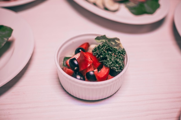 Foto tazón con ensalada de verduras en la mesa del comedor