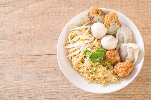 Tazón de fideos con bola de pescado