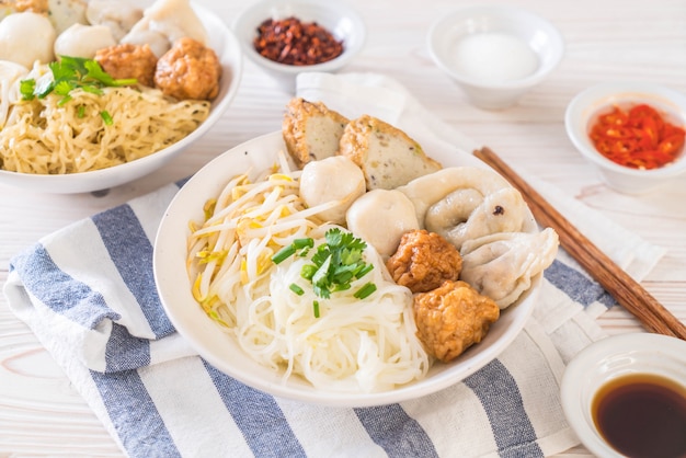 Tazón de fideos con bola de pescado