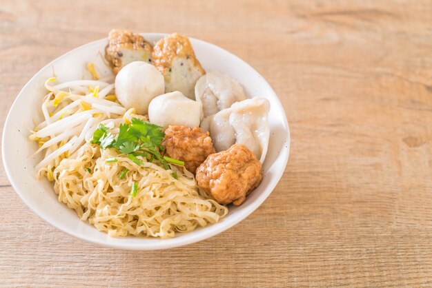 tazón de fideos con bola de pescado