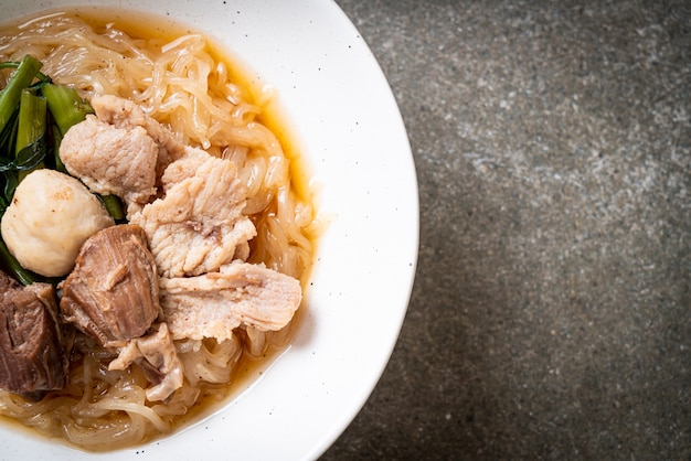 Foto tazón de fideos con cerdo estofado