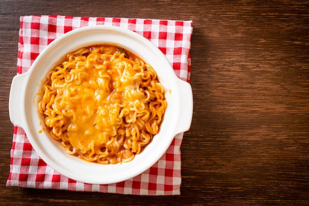 tazón de fideos instantáneos picantes con queso mozzarella