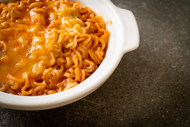 tazón de fideos instantáneos picantes con queso mozzarella