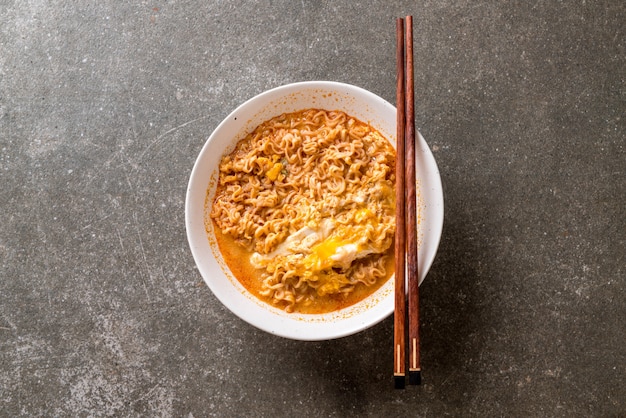 Tazón de fideos instantáneos picantes tailandeses