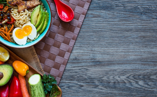 Tazón de fideos japoneses con pollo, zanahorias, aguacate