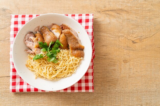 Tazón de fideos de pierna de cerdo guisados secos - estilo de comida asiática