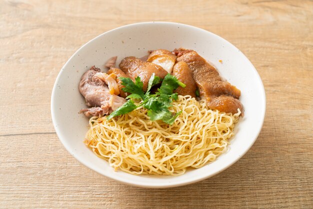 Tazón de fideos de pierna de cerdo guisados secos - estilo de comida asiática