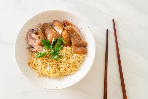 Tazón de fideos de pierna de cerdo guisados secos - estilo de comida asiática