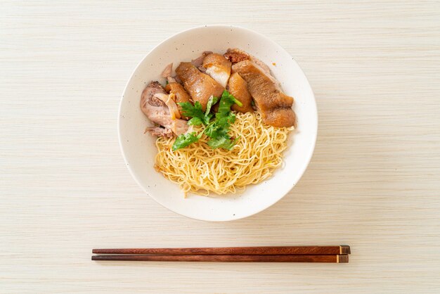 tazón de fideos de pierna de cerdo guisados secos - estilo de comida asiática