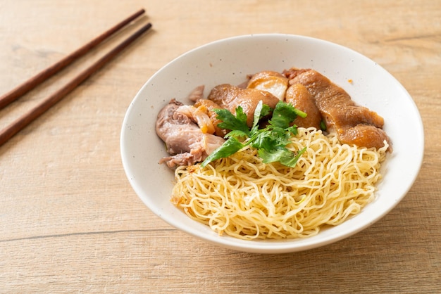 Tazón de fideos de pierna de cerdo guisados secos - estilo de comida asiática