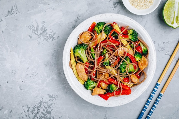 Tazón de fideos salteados de pollo con brócoli Vista superior