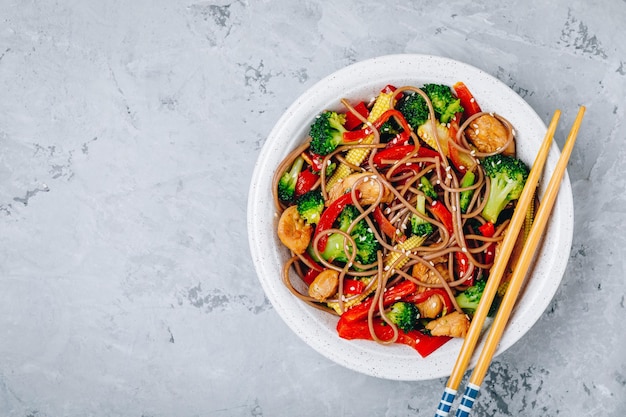 Tazón de fideos salteados de pollo con brócoli Vista superior