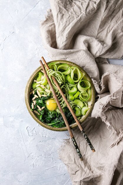 Tazón de fideos verde