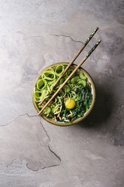 Tazón de fideos verde