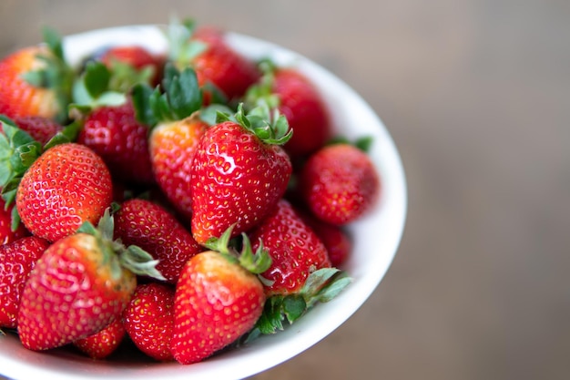 Un tazón de fresas en una mesa