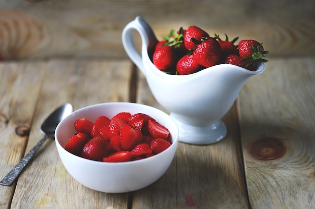 Un tazón de fresas picadas Salsera con fresas