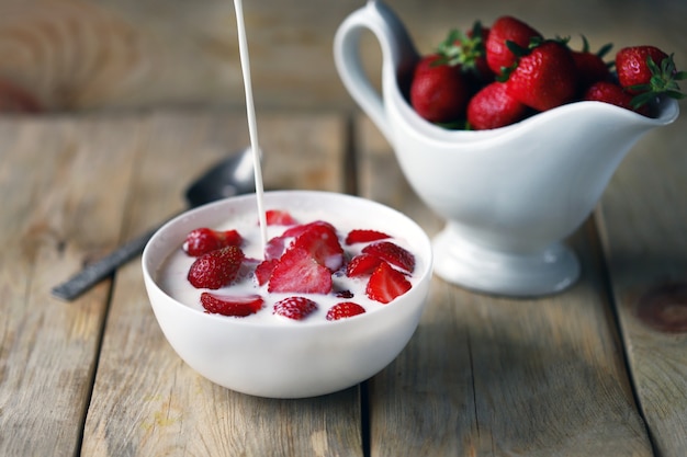 Un tazón de fresas picadas Salsera con fresas