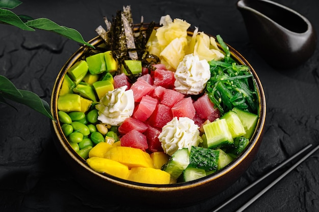 Foto un tazón fresco con atún y verduras.