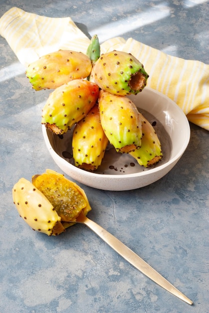 Un tazón de fruta de cactus con una cuchara al lado