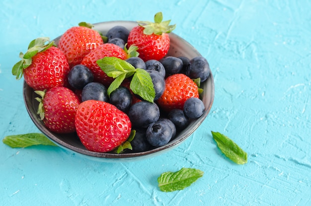 Tazón de frutas en azul. Endecha plana.