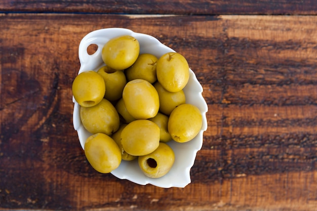 Tazón de fuente blanco con aceitunas verdes deshuesadas