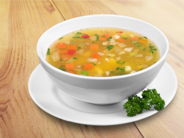 Foto tazón de fuente de deliciosa sopa de verduras en la mesa