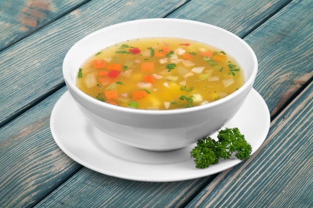 Foto tazón de fuente de deliciosa sopa de verduras en la mesa