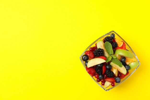 Tazón de fuente de ensalada de frutas frescas en amarillo