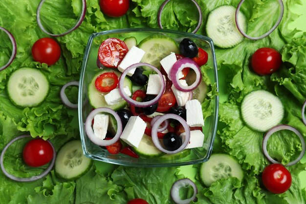 Tazón de fuente de ensalada griega e ingredientes