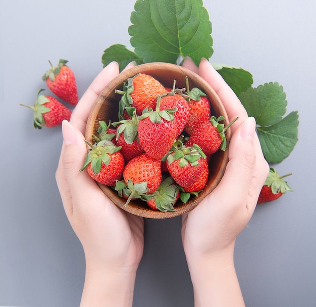 Tazón de fuente de hermosas fresas deliciosas