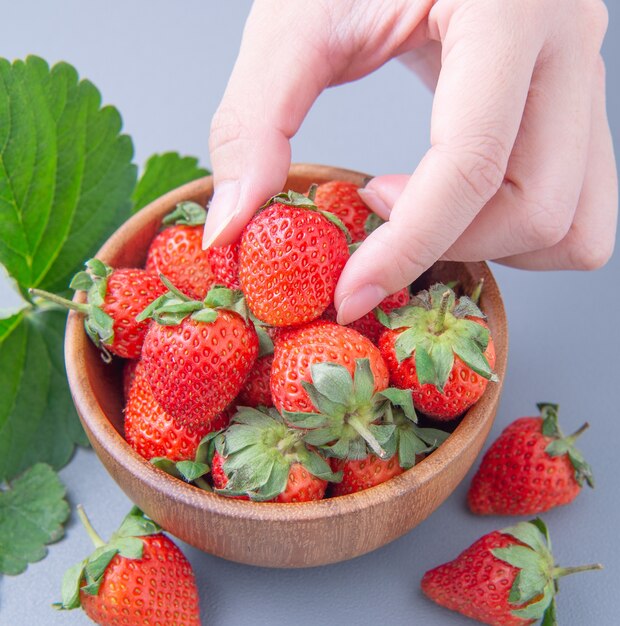 Tazón de fuente de hermosas fresas deliciosas