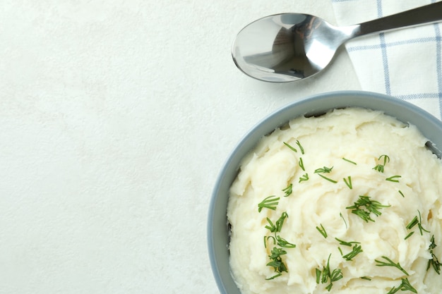 Tazón de fuente de puré de patatas en textura blanca