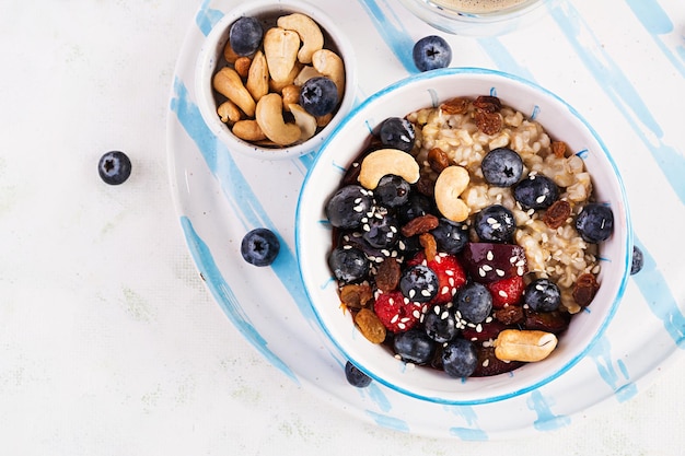 Tazón de gachas de avena con bayas y nueces Vista superior Comer limpio