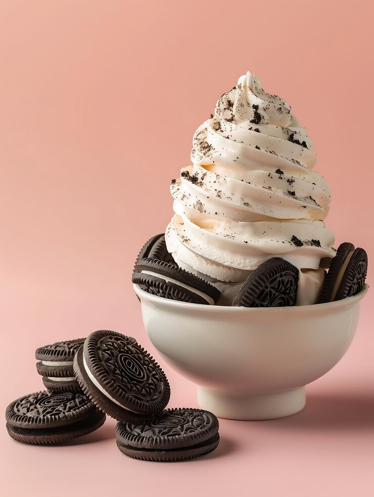 un tazón de galletas de chocolate y un tazó de galletas