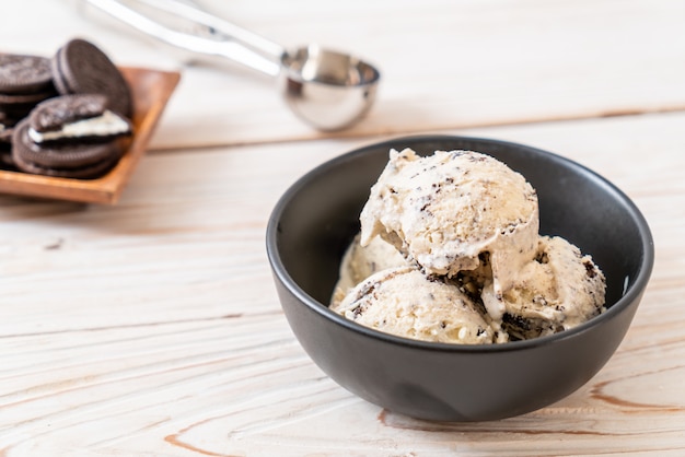 Foto tazón de galletas y helado de crema